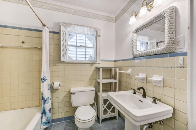 214 9th Avenue N, Texas City, TX 77590