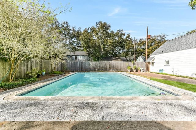 214 9th Avenue N, Texas City, TX 77590