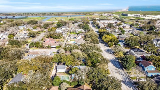 214 9th Avenue N, Texas City, TX 77590