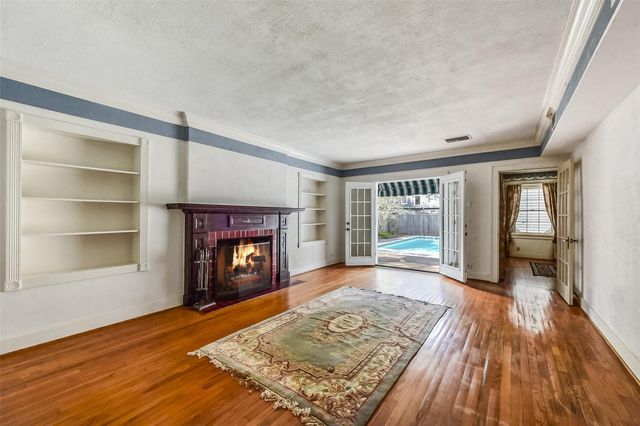 214 9th Avenue N, Texas City, TX 77590