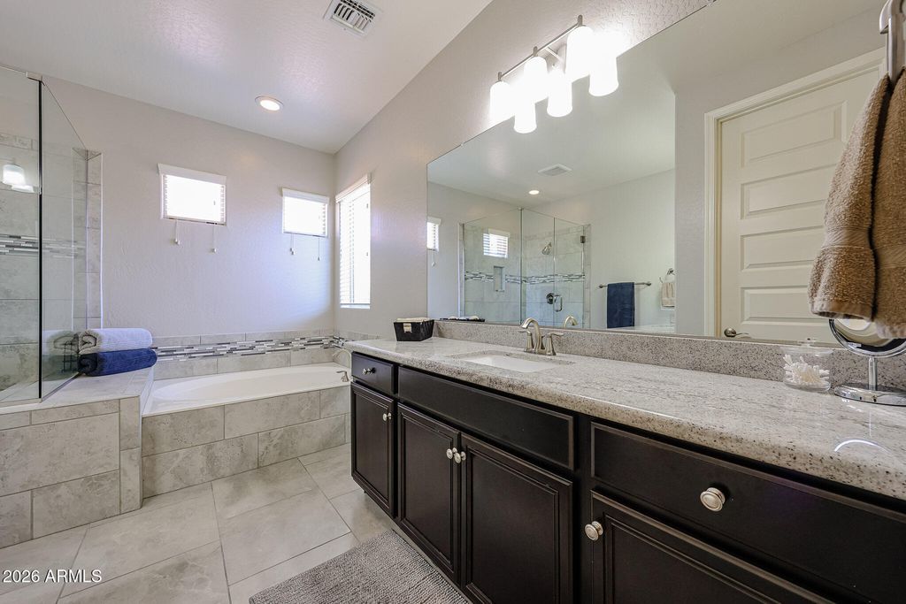 Image 11 of property listing at 4722 E CIELO GRANDE Avenue, Phoenix, AZ 85050