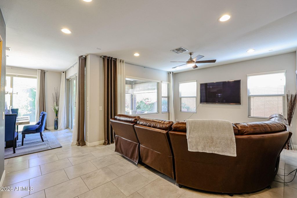 Image 7 of property listing at 4722 E CIELO GRANDE Avenue, Phoenix, AZ 85050