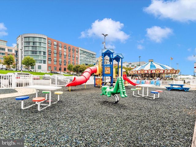 521 TRIGGERFISH DR, Oxon Hill, MD 20745