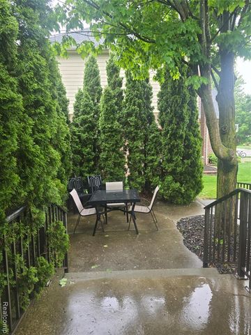 35050 Newport Court, New Baltimore, MI 48047