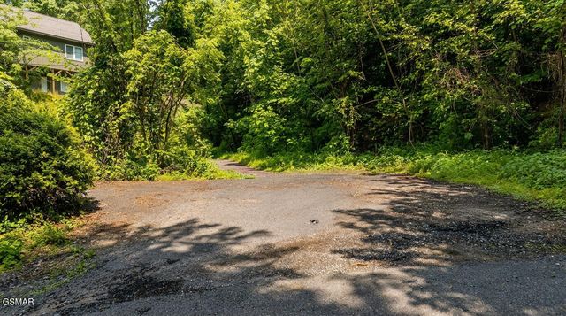 303 Silverbell Lane, Gatlinburg, TN 37738