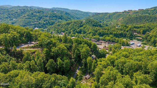 303 Silverbell Lane, Gatlinburg, TN 37738