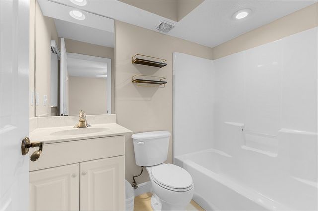 1620 42nd Square 104, Vero Beach, FL 32960