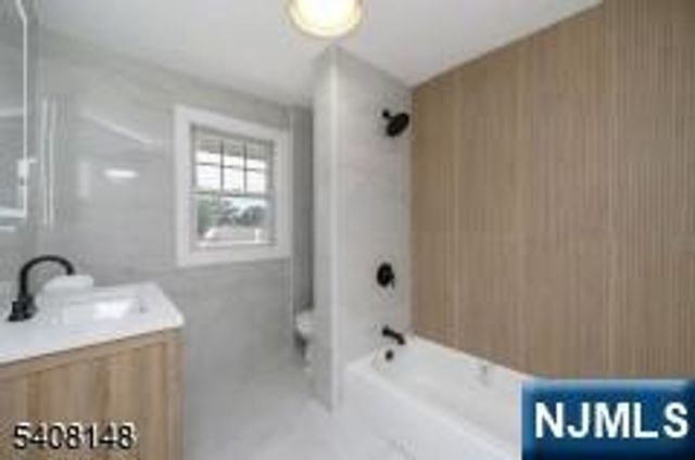 35 Amsterdam Avenue, Teaneck, NJ 07666