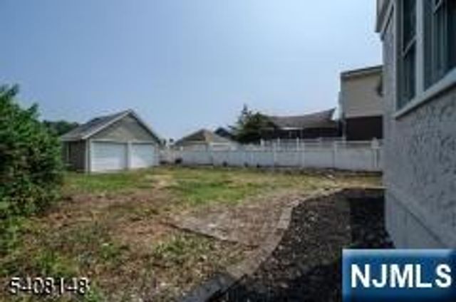 35 Amsterdam Avenue, Teaneck, NJ 07666