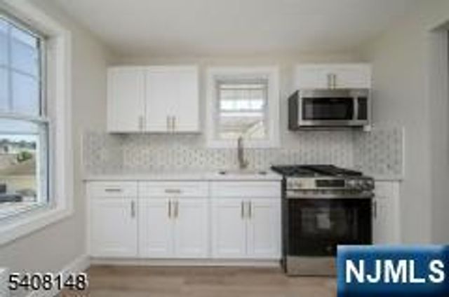 35 Amsterdam Avenue, Teaneck, NJ 07666