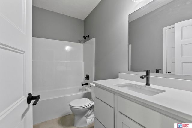 7930 Ephraem Lane, Lincoln, NE 68516