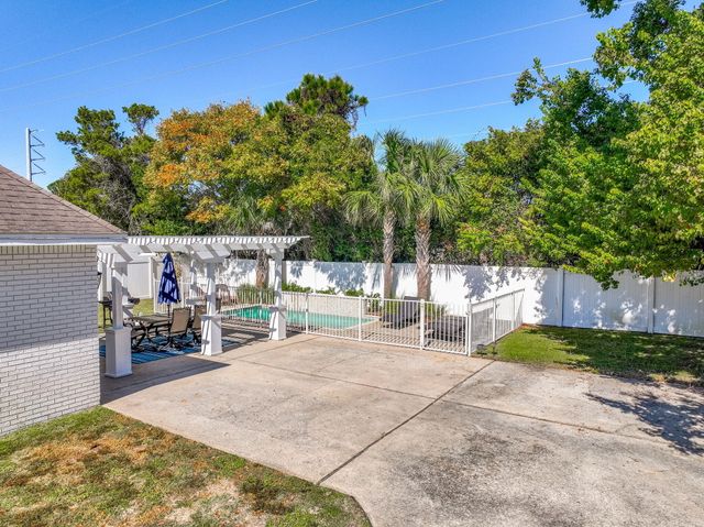 4555 Luke Avenue, Destin, FL 32541