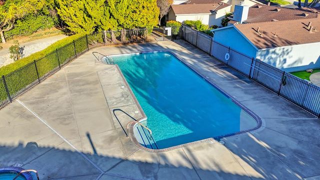 7300 Sunshire Ln, Sacramento, CA 95828