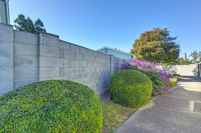 7300 Sunshire Ln, Sacramento, CA 95828