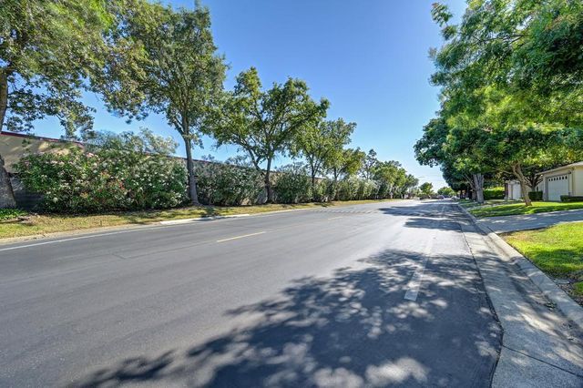 7300 Sunshire Ln, Sacramento, CA 95828