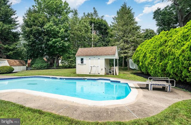 15 CRESTVIEW RD, Phoenixville, PA 19460