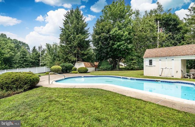 15 CRESTVIEW RD, Phoenixville, PA 19460