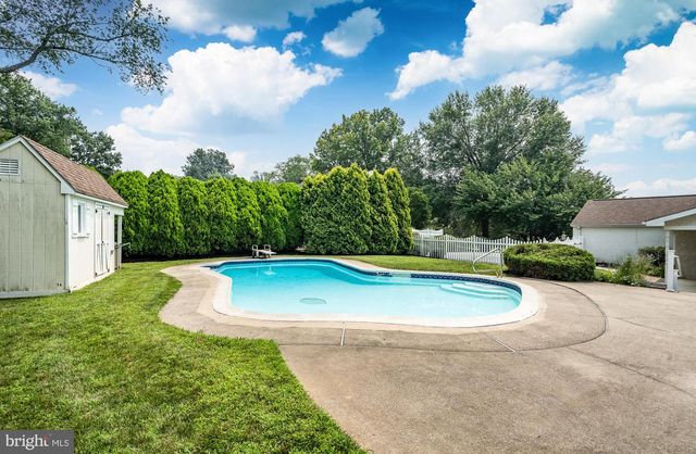 15 CRESTVIEW RD, Phoenixville, PA 19460