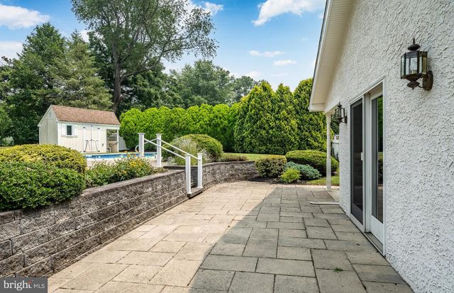 15 CRESTVIEW RD, Phoenixville, PA 19460