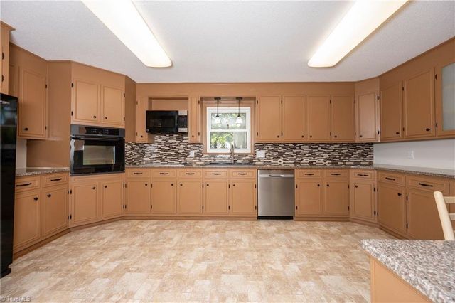 4484 Cotswold Road, Pfafftown, NC 27040