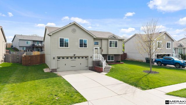 807 Clearwater Drive, Papillion, NE 68046