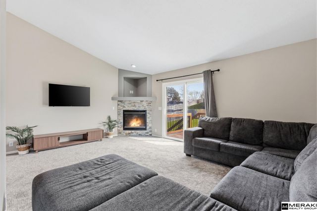 807 Clearwater Drive, Papillion, NE 68046