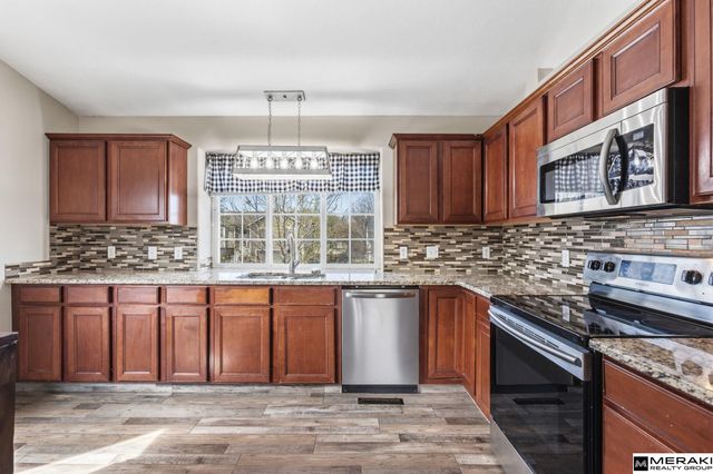 807 Clearwater Drive, Papillion, NE 68046