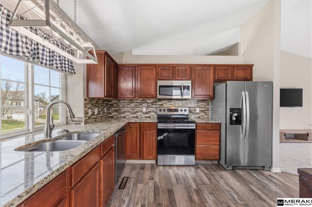 807 Clearwater Drive, Papillion, NE 68046