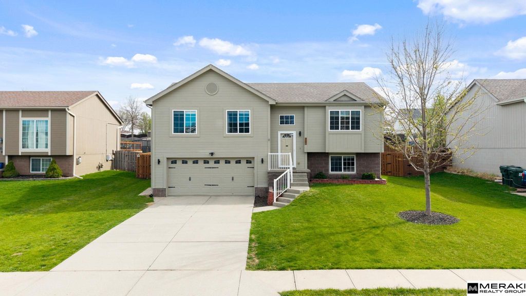 807 Clearwater Drive, Papillion, NE 68046