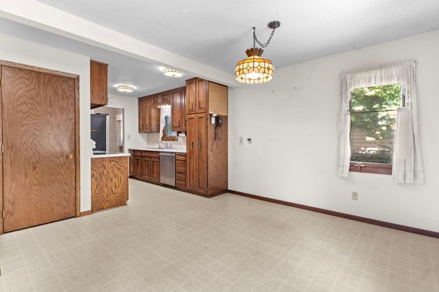 265 Greystone Avenue N, Oakdale, MN 55128