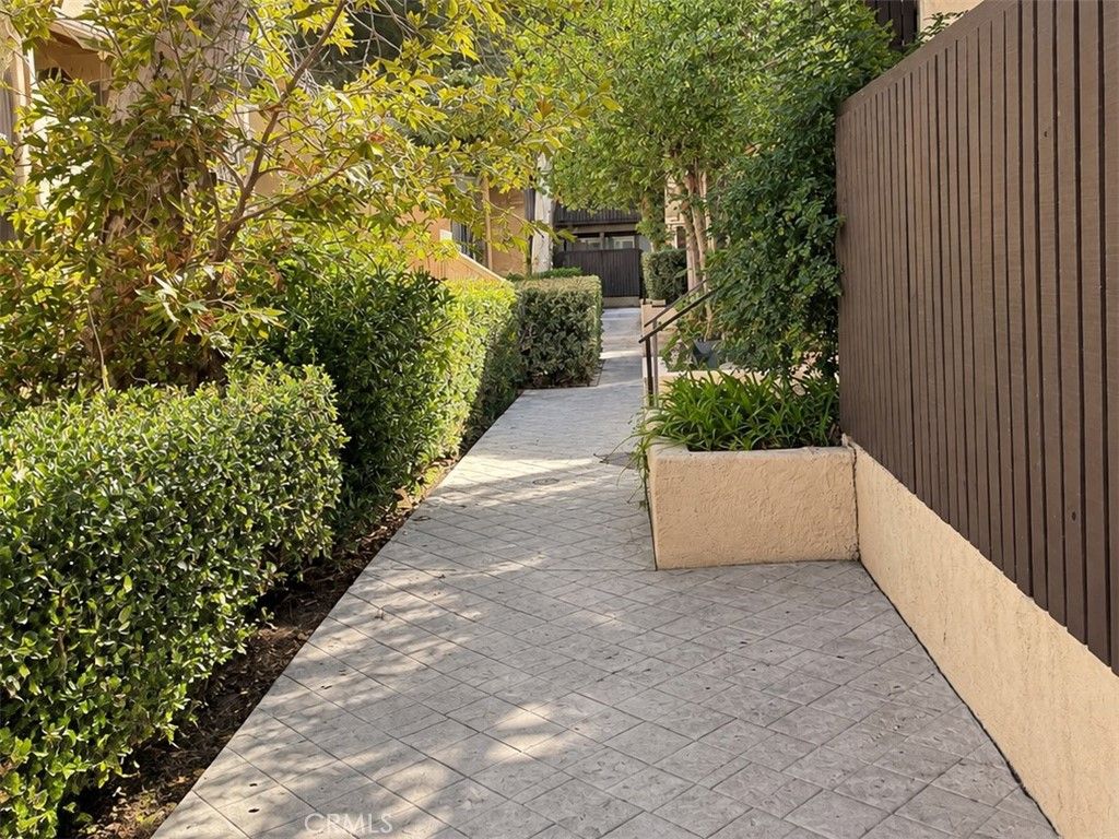 18350 Hatteras Street 233, Tarzana, CA 91356 — photo 2