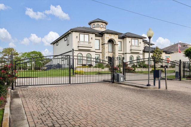 211 Blue Water Way, Kemah, TX 77565