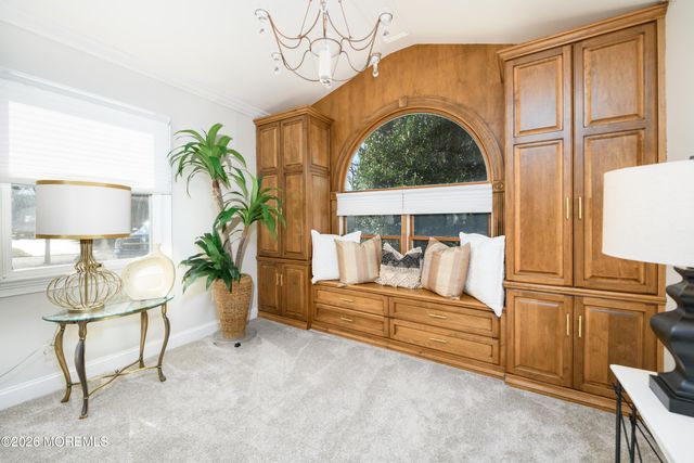 1 E Point Road, Lincroft, NJ 07738