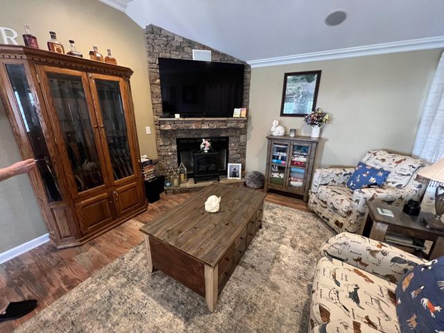 201 BEECHVIEW DR, Clifton, TN 38425