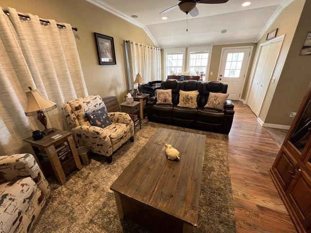 201 BEECHVIEW DR, Clifton, TN 38425