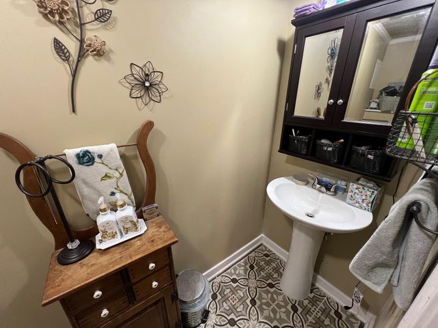 201 BEECHVIEW DR, Clifton, TN 38425