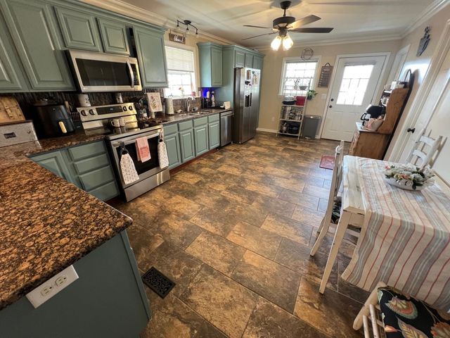 201 BEECHVIEW DR, Clifton, TN 38425