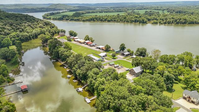 201 BEECHVIEW DR, Clifton, TN 38425