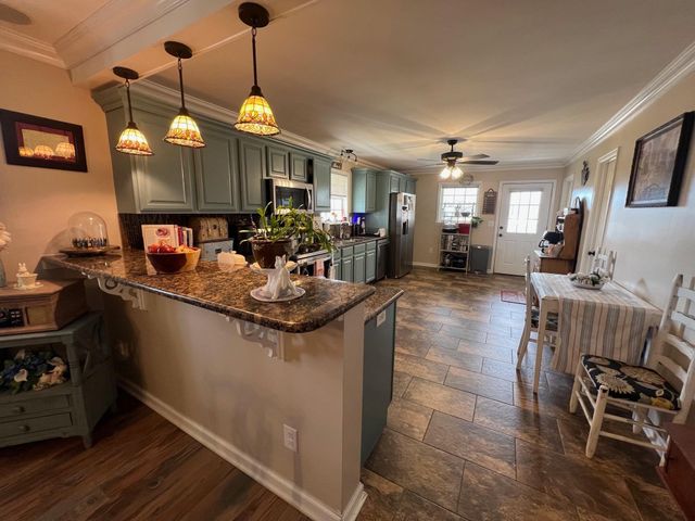 201 BEECHVIEW DR, Clifton, TN 38425