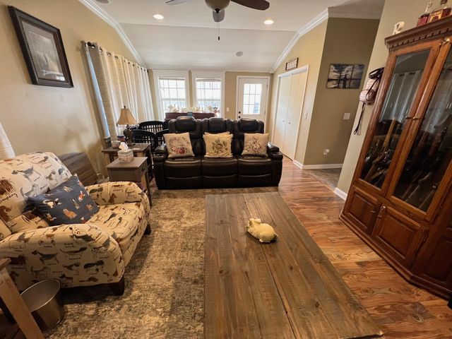 201 BEECHVIEW DR, Clifton, TN 38425