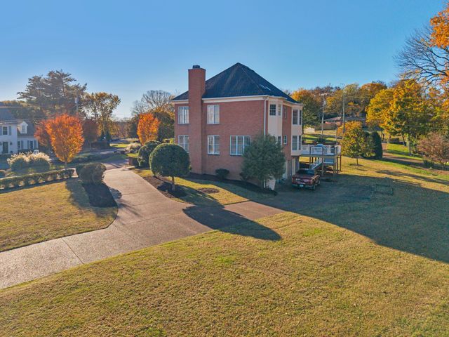 101 Governors Point Boulevard, Hendersonville, TN 37075