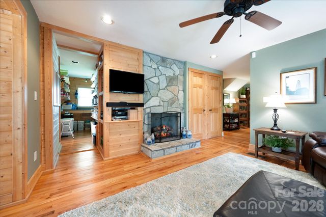 90 Jonestown Road, Asheville, NC 28804