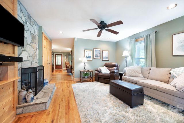 90 Jonestown Road, Asheville, NC 28804