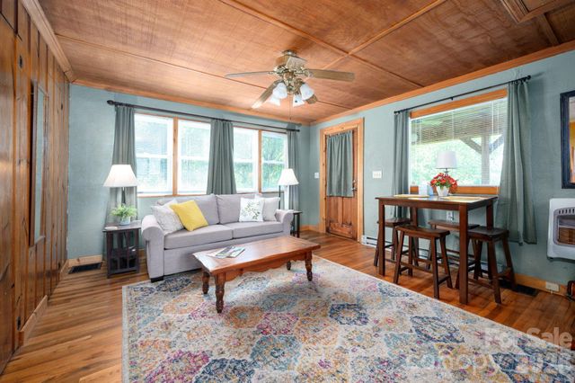 90 Jonestown Road, Asheville, NC 28804