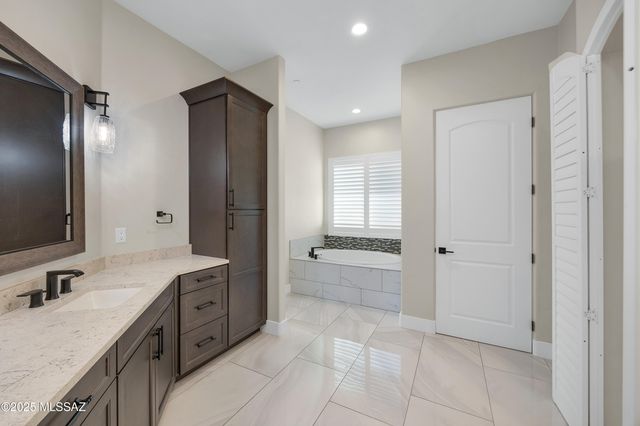 10355 N La Cholla Boulevard, Oro Valley, AZ 85742