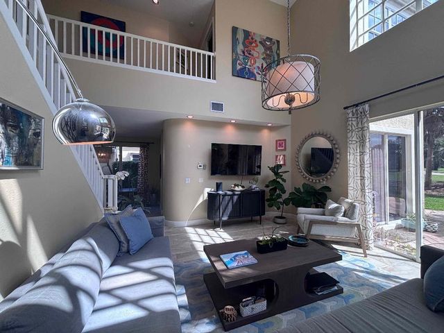 49 Vía Verona, Palm Beach Gardens, FL 33418