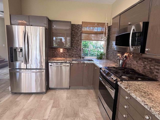 49 Vía Verona, Palm Beach Gardens, FL 33418