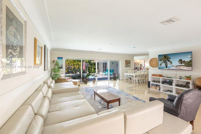 416 N Rainbow Dr, Hollywood, FL 33021