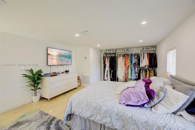 416 N Rainbow Dr, Hollywood, FL 33021