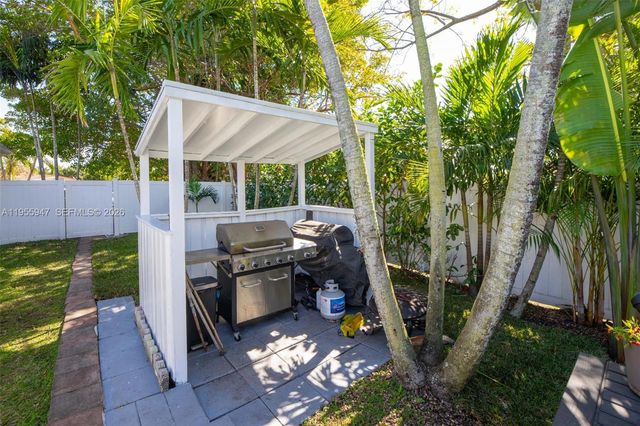 416 N Rainbow Dr, Hollywood, FL 33021